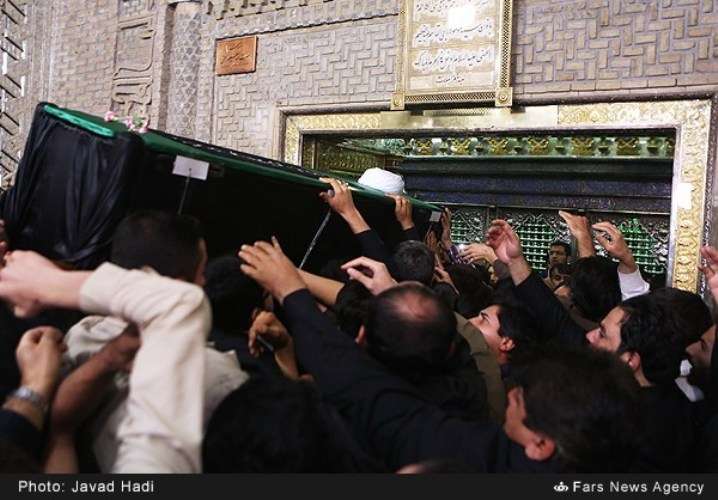 ہزاروں اشکبار آنکھوں کے سامنے آيت اللہ محمد رضا مہدوی کنی آج تہران میں سپرد خاک