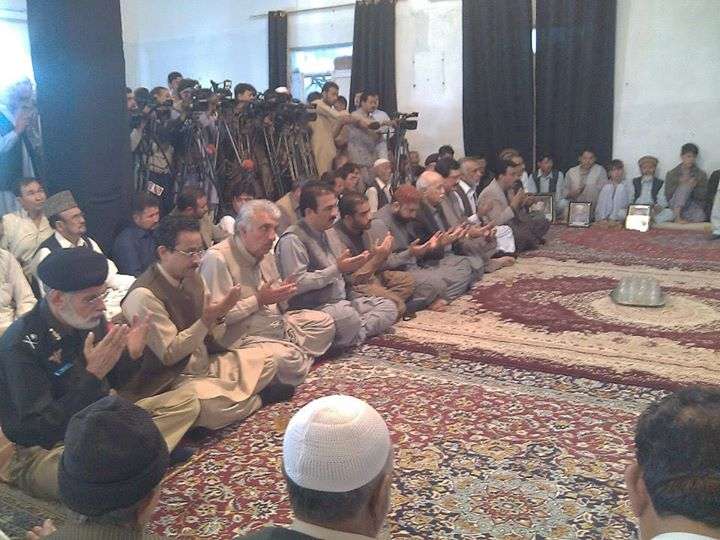 کوئٹہ، وزیراعلٰی بلوچستان کی وفد کے ہمراہ فاتحہ خوانی کیلئے امام بارگاہ ولی عصر آمد