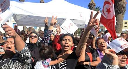 تونسيون يحتجون على زيارة السفير الأميركي لمركز اقتراع