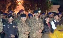 پشاور، شہید فوجی جوانوں کی نماز جنازہ میں آرمی چیف کی شرکت
