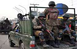 کراچی میں پاک فوج کے دستے حساس مقامات پر تعینات کر دیئے گئے