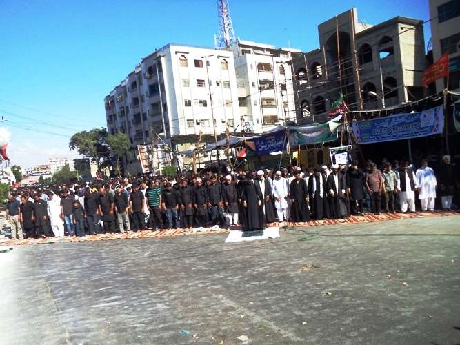 کراچی، 9 محرم الحرام کے مرکزی جلوس کے دوران آئی ایس او کے زیراہتمام ایم اے جناح روڈ پر باجماعت نماز ظہرین