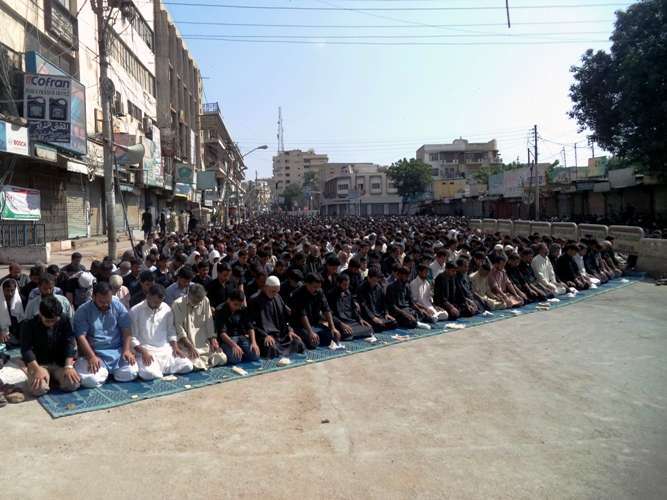 کراچی، مرکزی جلوس یوم عاشور کے دوران آئی ایس او کے زیراہتمام تبت سینٹر پر باجماعت نماز ظہرین