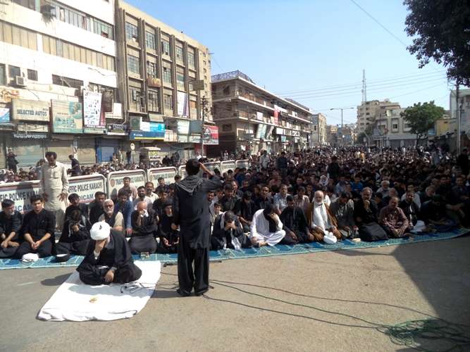 کراچی، مرکزی جلوس یوم عاشور کے دوران آئی ایس او کے زیراہتمام تبت سینٹر پر باجماعت نماز ظہرین