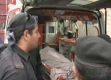 پشاور، پولیس وین پر فائرنگ، ایک اہلکار جاں بحق، جوابی کارروائی میں دہشتگرد ہلاک