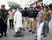 کراچی، پولیس موبائل پر فائرنگ اور کریکر حملے، اے ایس آئی جاں بحق، 2 اہلکاروں سمیت 4 زخمی