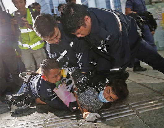 برخورد خشونت بار پلیس هنگ کنگ با معترضان دموکراسی خواه در خارج از ساختمان دولت. (Reuters)