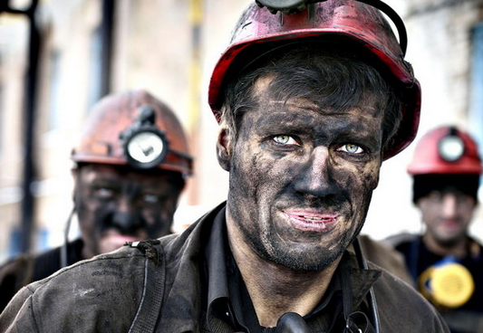 کارکنان یک معدن زغال سنگ در منطقه دونتسک اوکراین در حال تحویل شیفت خود هستند. (AFP