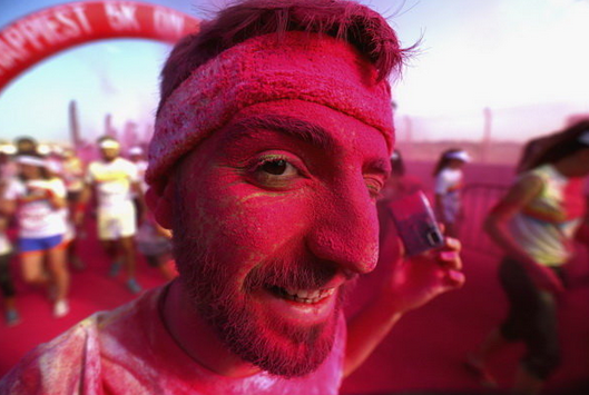 ی از شرکت کنندگان در مسابقه «Color Run» دوبی حسابی رنگی شده است. در این مسابقه شرکت کنندگان به سمت یکدیگر پودرهای رنگی پرتاب می کنند. (Getty)