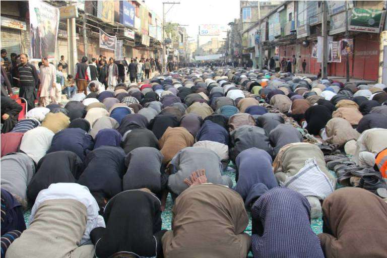 راولپنڈی میں چہلم امام حسین (ع) کے موقع پر نماز باجماعت کے مناظر
