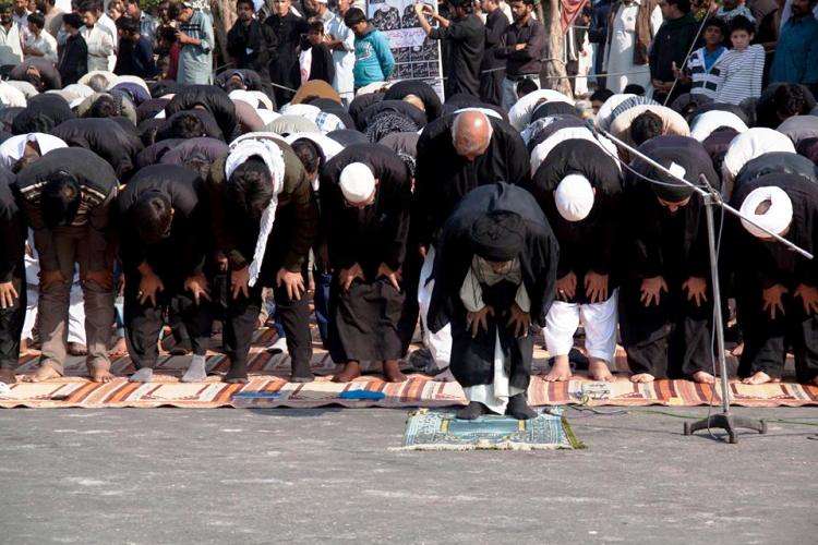 کراچی، مرکزی جلوس چہلم شہدائے کربلا (ع) کے دوران آئی ایس او کے زیراہتمام باجماعت نماز ظہرین