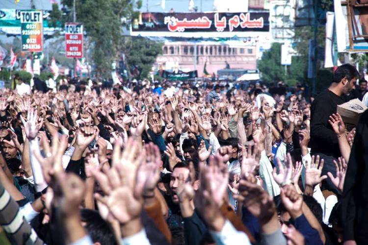 کراچی، مرکزی جلوس چہلم شہدائے کربلا (ع) کے دوران آئی ایس او کے زیراہتمام باجماعت نماز ظہرین