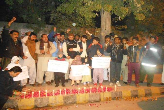 ملتان، سانحہ پشاور کے خلاف ایم ڈبلیو ایم اور آئی ایس او کا مظاہرہ، شہداء کی یاد میں شمعیں روشن کیں
