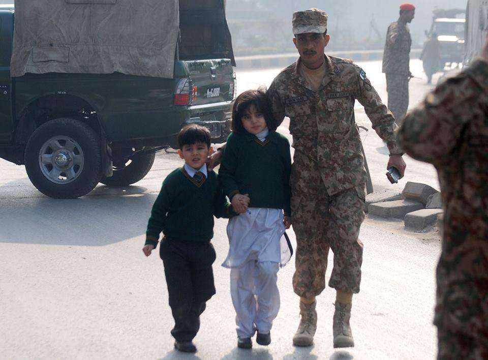 پشاور میں ہونے والے اندوہناک سانحہ کے مناظر