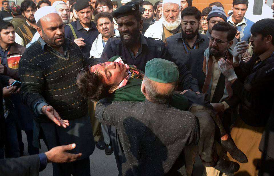 پشاور میں ہونے والے اندوہناک سانحہ کے مناظر