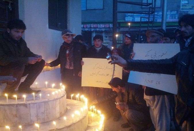 سانحہ پشاور کے شہداء کی یاد میں این ایس ایف گلگت کے زیراہتمام شمعیں روشن