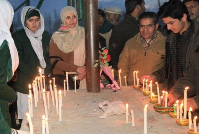 سانحہ پشاور کے شہداء کی یاد میں ریڈیو پاکستان اسکردو کی جانب سے شمعیں روشن