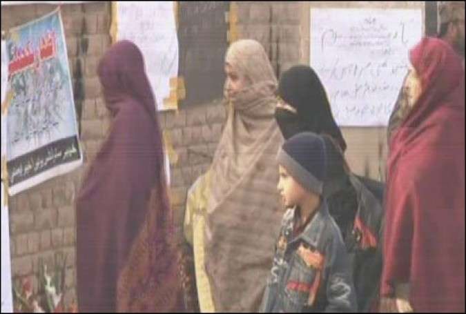 پشاور، دہشتگردی کے شکار سکول میں لوگوں کی آمد کاسلسلہ جاری