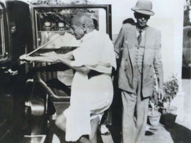 قائد اعظم محمد علی جناح، گاندھی جی کے ساتھ وائسرائے ہند سے ملاقات کے لیے جاتے ہوئے