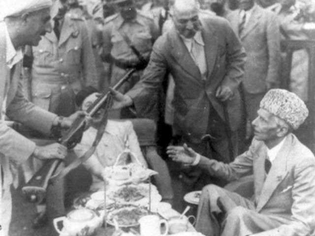 1947، پشاور کے دورہ کے موقع پر قبائیلیوں کی طرف سے تحفے میں رائفل وصول کرتے ہوئے