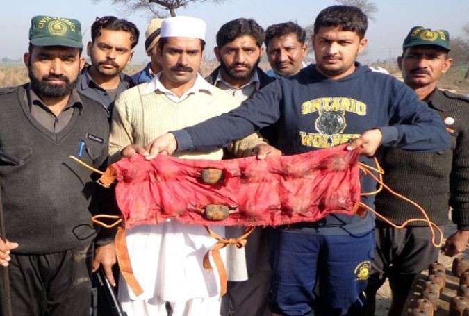 حافظ آباد میں دہشت گرد کا منصوبہ ناکام، 3 خود کش جیکٹیں برآمد