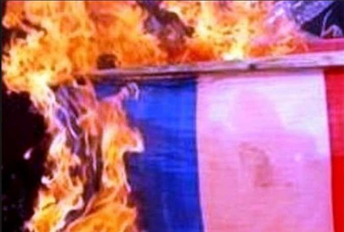تظاهرکنندگان پاکستانی پرچم فرانسه را به آتش کشیدند
