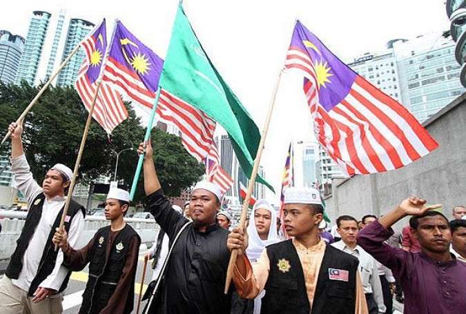 تجمع اعتراض آمیز صدها مالزیایی مقابل سفارت فرانسه