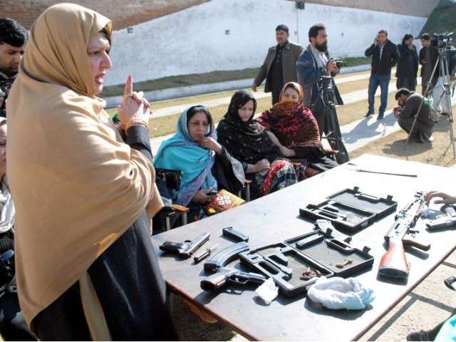 پشاور پولیس خواتین اساتذہ کو اسلحہ کی تربیت دے رہی ہے