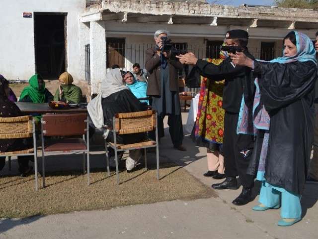 پشاور پولیس خواتین اساتذہ کو اسلحہ کی تربیت دے رہی ہے