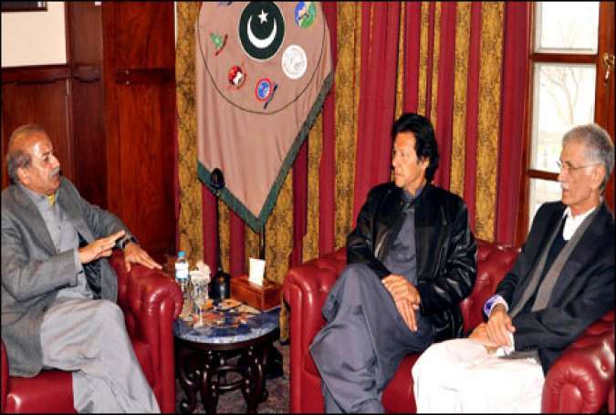 عمران خان کی پرویز خٹک کے ہمراہ گورنر خیبرپختونخوا سے ملاقات