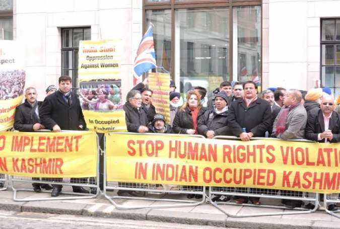 برطانیہ میں بھارتی ہائی کمیشن کے باہرکشمیری طلباء کا احتجاجی مظاہرہ