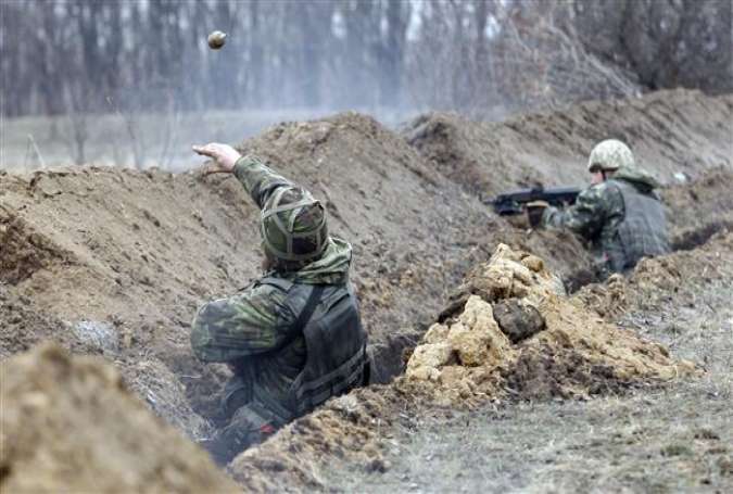 Ukrainian servicemen take part in military exercises near the eastern Ukrainian city of Schastya, in the Lugansk region, March 3, 2015.