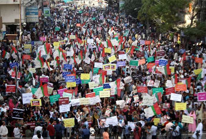 کراچی میں ایم کیو ایم کا ٹی وی چینل ARY کے دفتر کے سامنے احتجاجی مظاہرہ