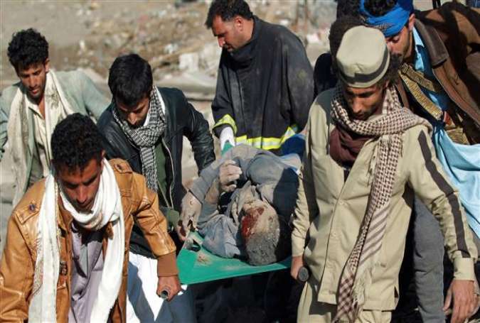 Warga Yaman menggali kuburan untuk korban serangan Saudi (Press TV).
