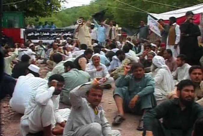 کے پی کے کنٹریکٹ ملازمین کا پرویز خٹک کی موجودگی میں عمران خان کی رہائشگاہ کے باہر احتجاج