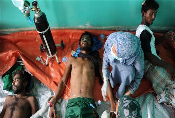 Rescued migrants, mostly Rohingya Muslims from Myanmar and Bangladesh, receive medical treatment upon arrival at the new confinement area in the fishing town of Kuala Langsa in Aceh Province, Indonesia, May 15, 2015.