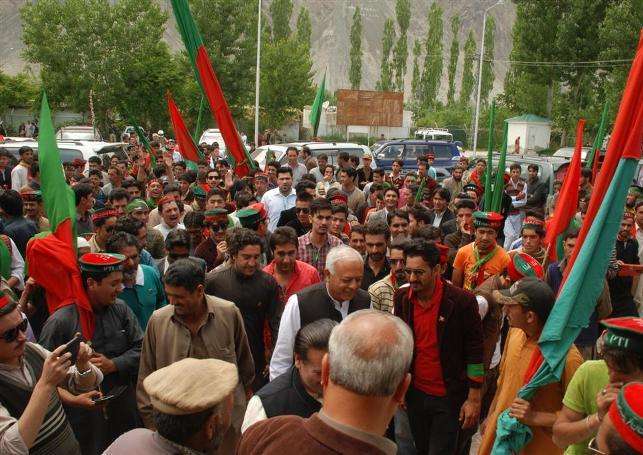 اسکردو، تحریک انصاف کے کارکنان ائیر پورٹ پر عمران خان کے انتظار میں