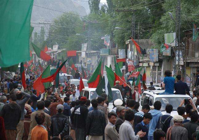 اسکردو، تحریک انصاف کے کارکنان عمران خان کا استقبال کرتے ہوئے