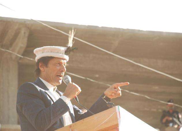 اسکردو، عمران خان اسکردو میں انتخابی مہم کے سلسلے میں منعقدہ جلسے سے خطاب کر رہے ہیں