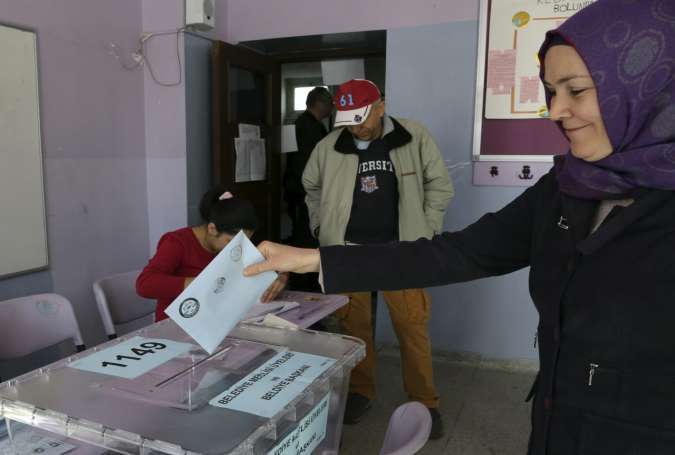ترکی میں پارلیمانی انتخابات کے لیے پولنگ