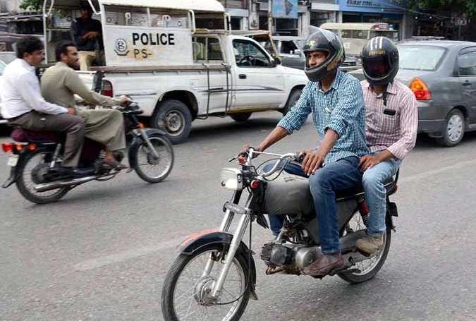 کراچی میں موٹر سائیکل سواروں پر ہیلمٹ پہننے کی پابندی کا اطلاق رات 12 بجے سے ہوگا