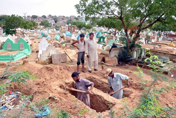 کراچی میں قبریں نایاب اور گورکن مافیا سرگرم، فی قبر 10 سے 50 ہزار روپے تک وصول کرنے لگے