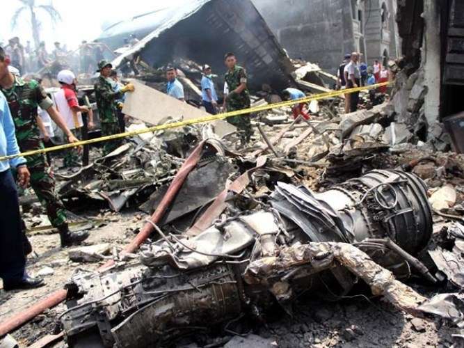 انڈونیشیا کے شہر مدان میں طیارہ گرنے سے ہونیوالی تباہی