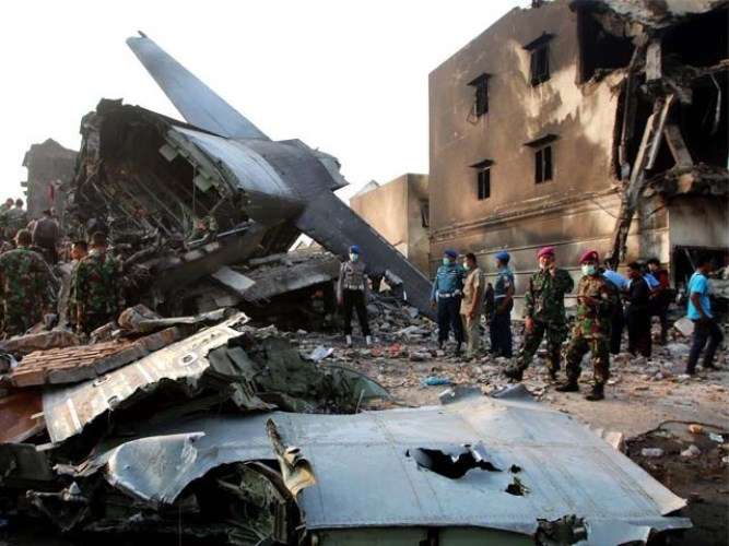 انڈونیشیا کے شہر مدان میں طیارہ گرنے سے ہونیوالی تباہی