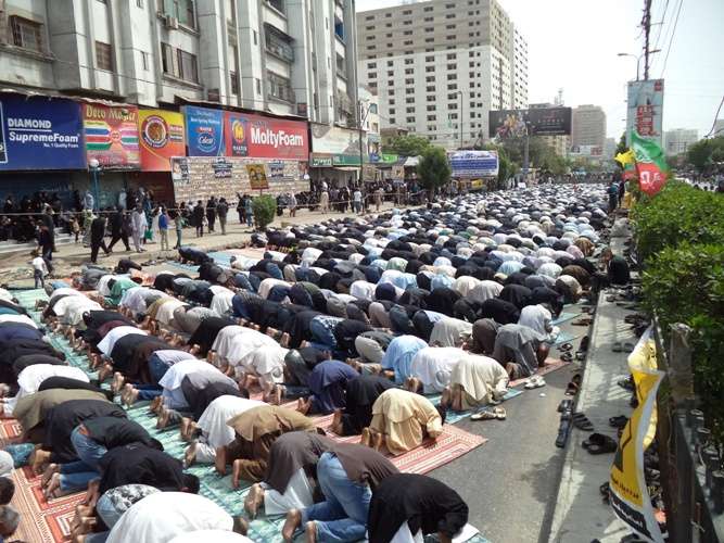کراچی، مرکزی جلوس یوم علیؑ کے دوران ایم اے جناح روڈ پر باجماعت نماز ظہرین