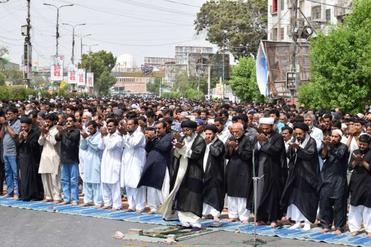 کراچی، مرکزی جلوس یوم علیؑ کے دوران ایم اے جناح روڈ پر باجماعت نماز ظہرین