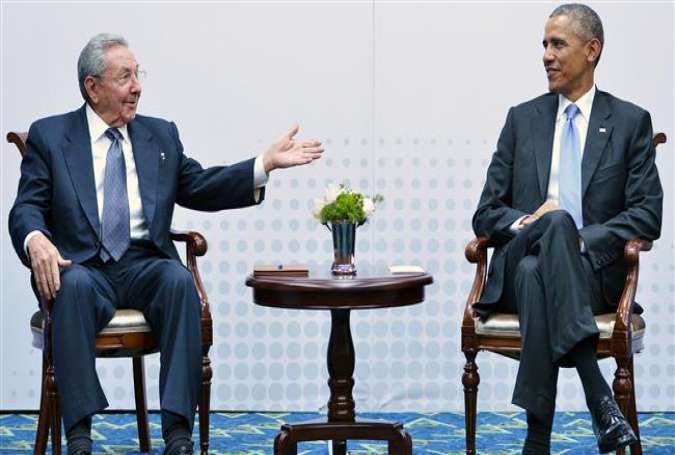 Cuban President Raul Castro (L) and US President Barack Obama meet on the sidelines of the Summit of the Americas, Panama, April 2015.