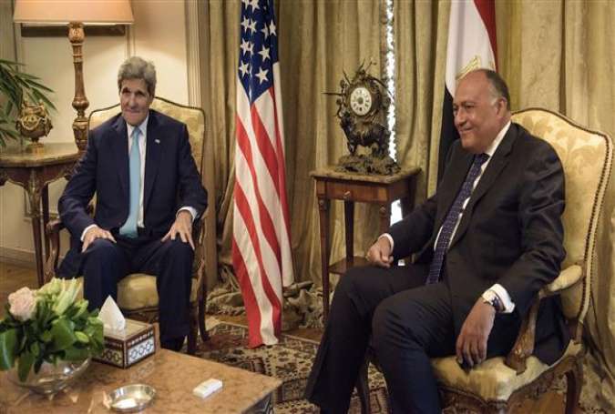 US Secretary of State John Kerry (L) and Egyptian Foreign Minister Sameh Shoukry (R) talk at the Ministry of Foreign Affairs, in Cairo, August 2, 2015 .