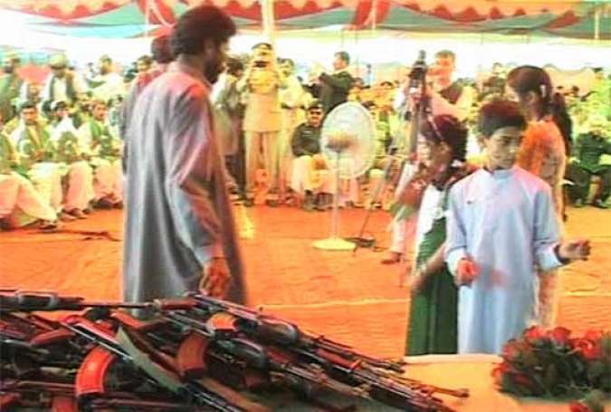بلوچستان میں 400 فراری کمانڈرز، ڈی آئی خان میں 2 طالبان کمانڈرز نے ہتھیار ڈالدیئے