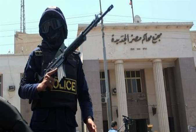 A soldier standing in front of the Cairo Criminal Court in Egypt